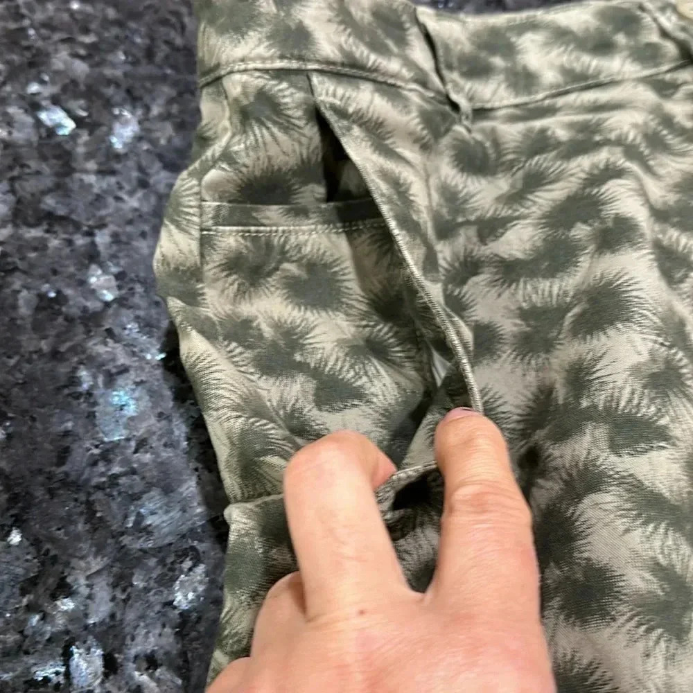 DKNY men’s patterned shorts - Picture 5 of 9